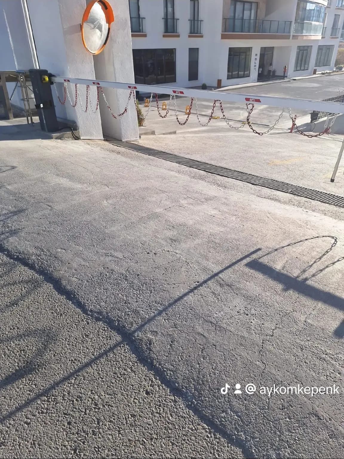 Altınköy'de site girişine kurulan otomatik bariyer
