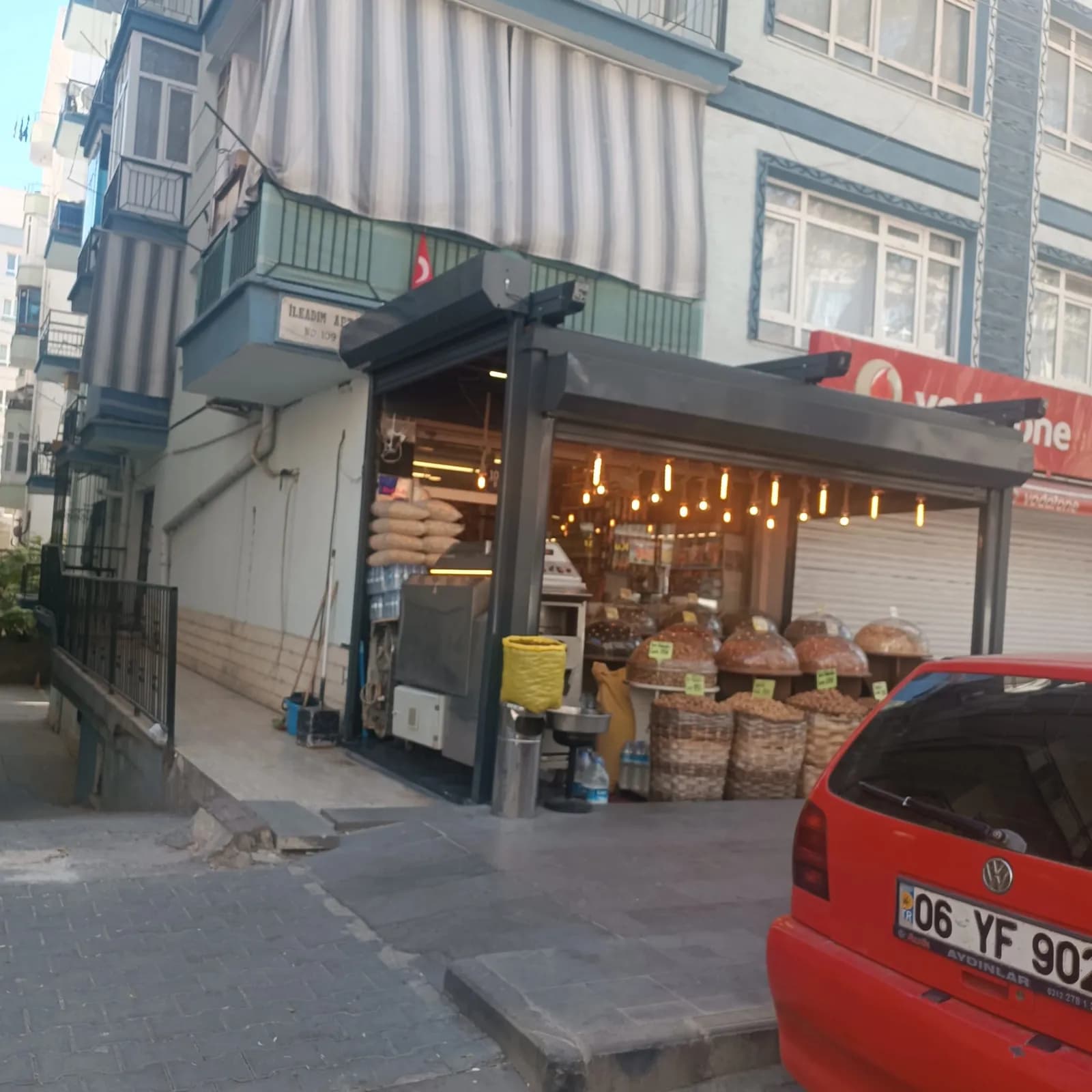 Demetevler Beyzade Kuruyemiş'te kepenk ve pergole uygulaması