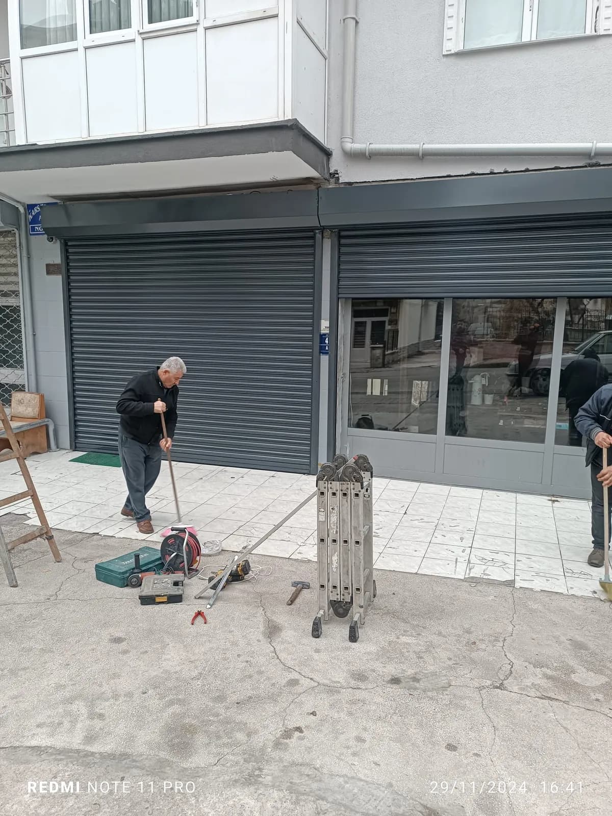Demetevler Emre Galeri'de otomatik kepenk montajı