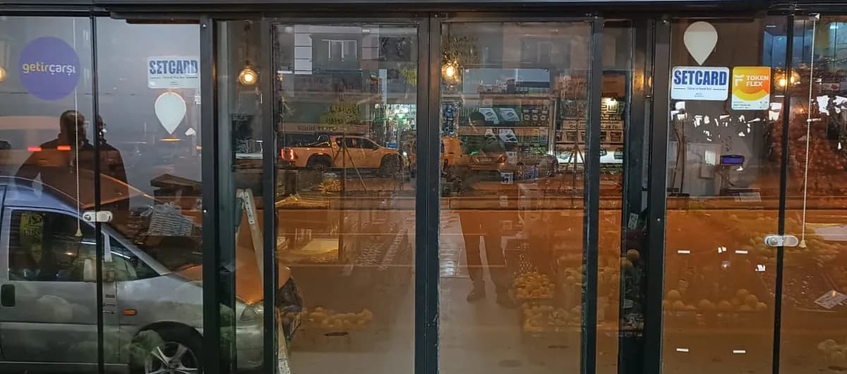 Etimesgut Sevgi Market'in cam cephesi ve girişi