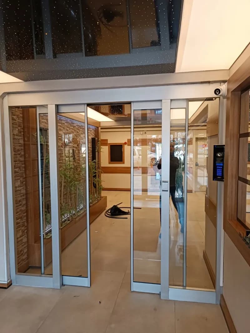 Apartman girişine monte edilmiş fotoselli kapı