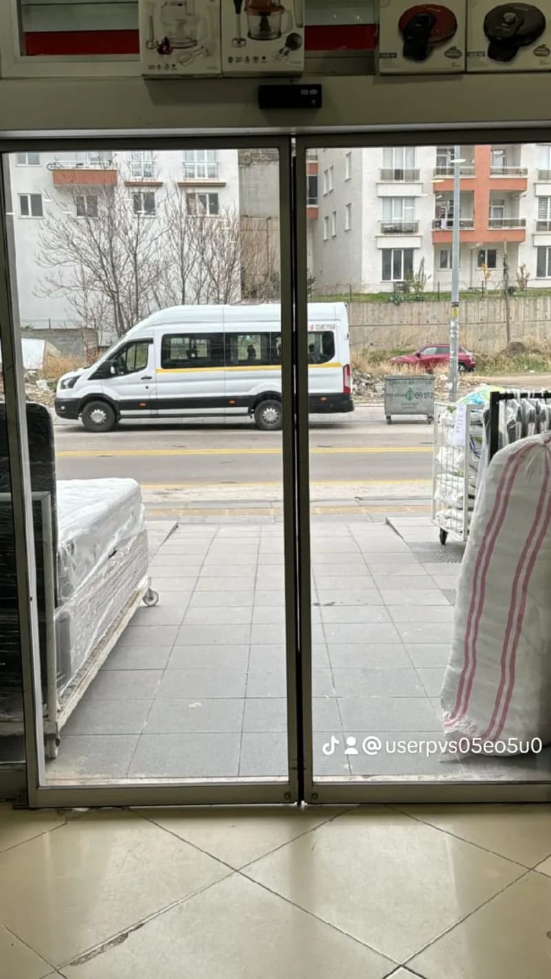 Mağaza girişinde çift kanatlı fotoselli kapı