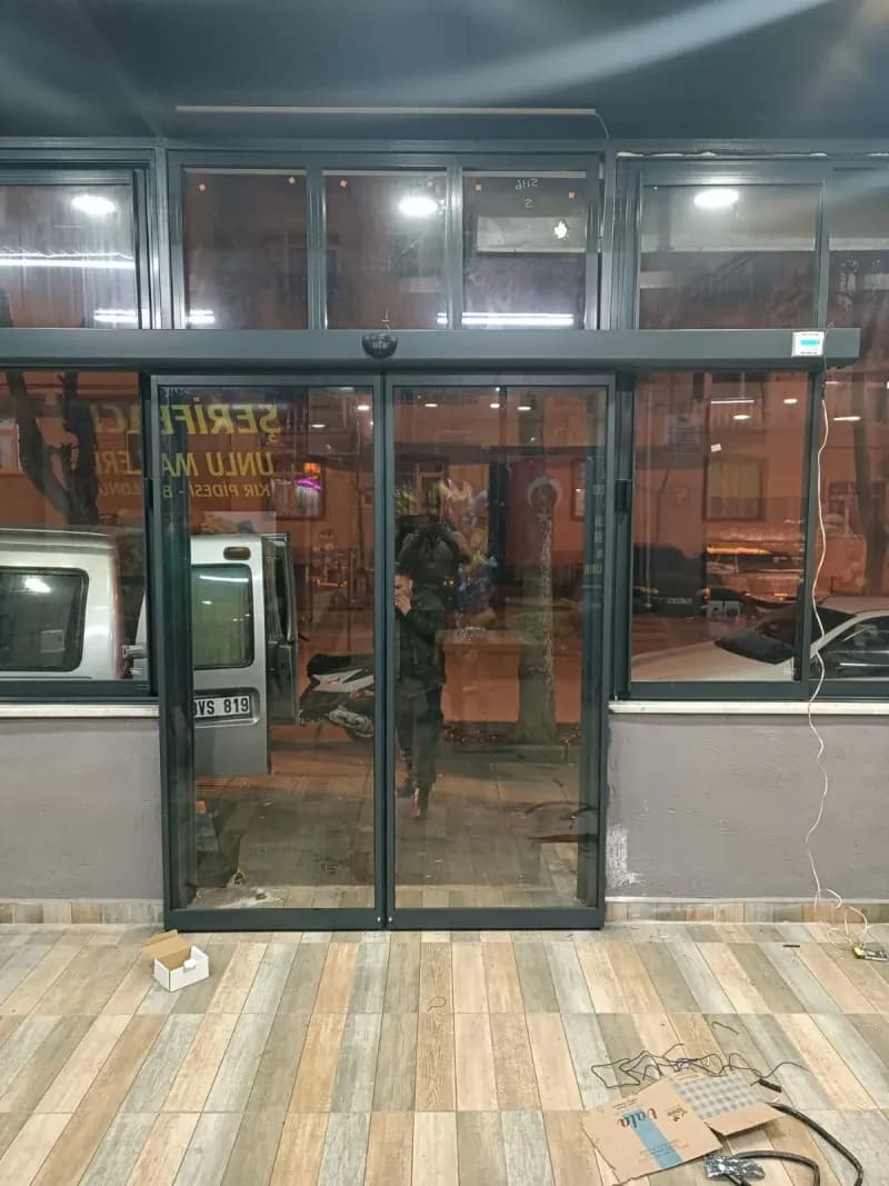 Akşam saatlerinde çalışan fotoselli cam kapı