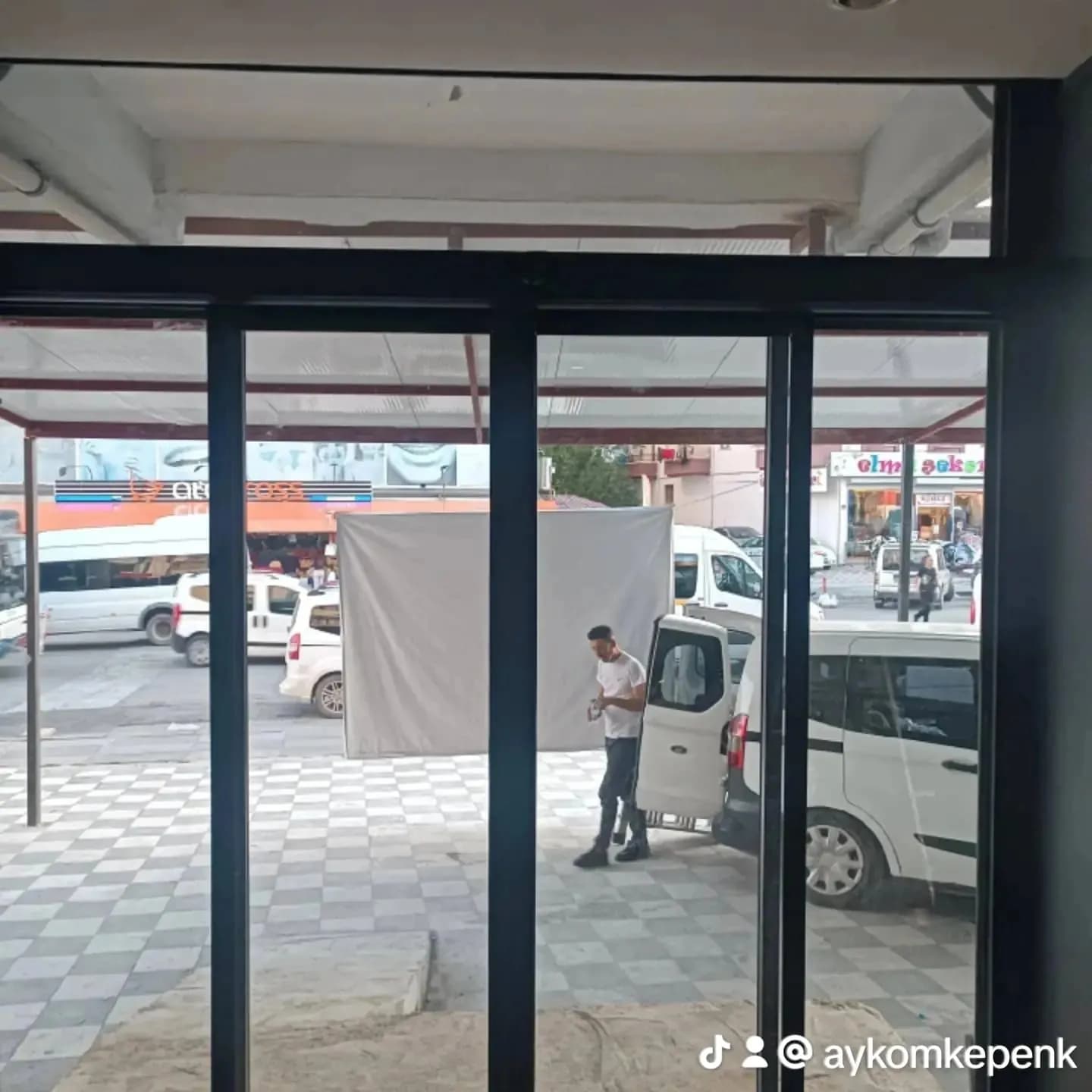 Keçiören Pardon Giyim mağaza girişindeki kapı sistemi