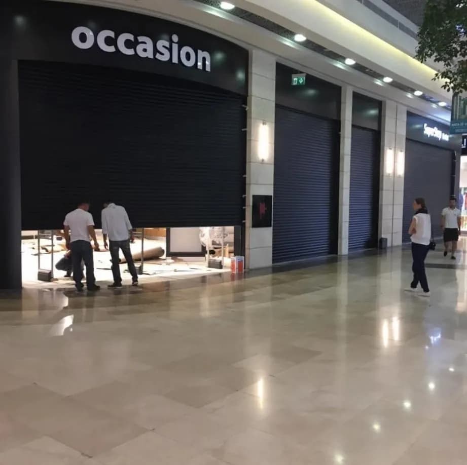 Nata Vega AVM'de mağaza kepenklerinin montajı