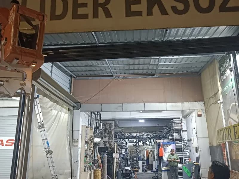 Ostim Lider Eksoz dükkânında kapı montajı