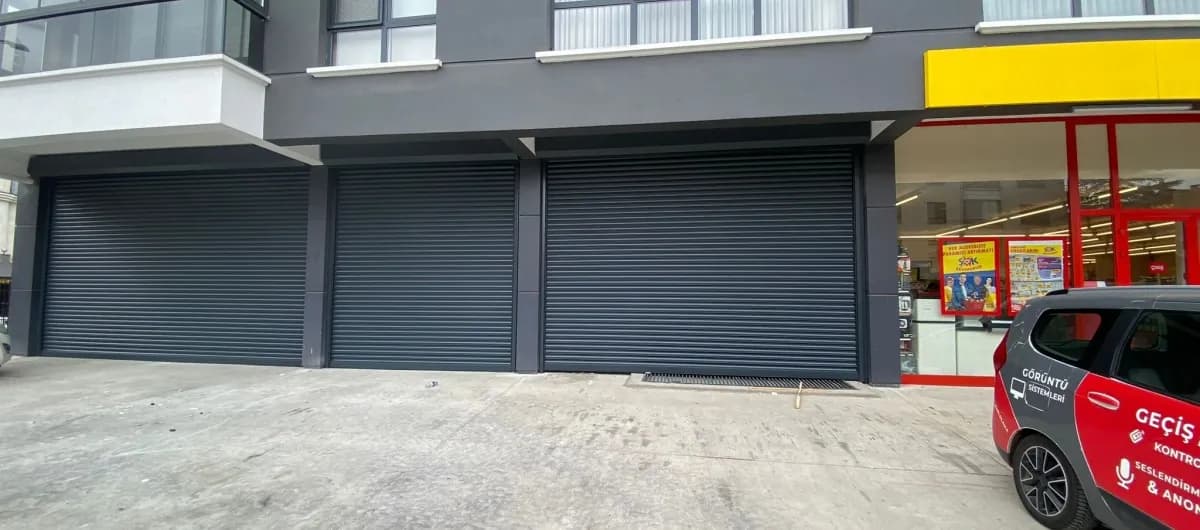 Bina altındaki garajlarda üç adet otomatik kepenk