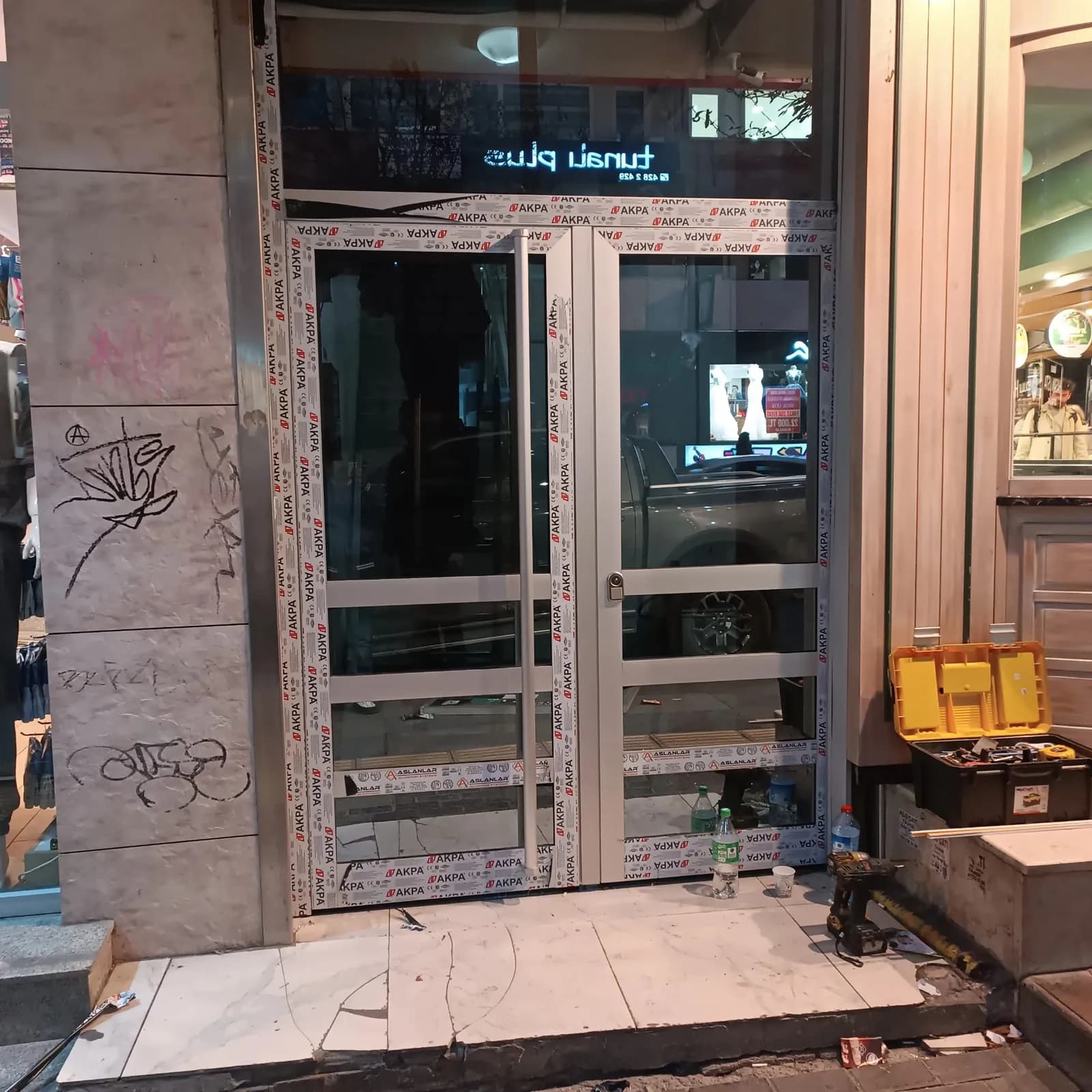 Tunalı'da bina girişine takılan alüminyum kapı