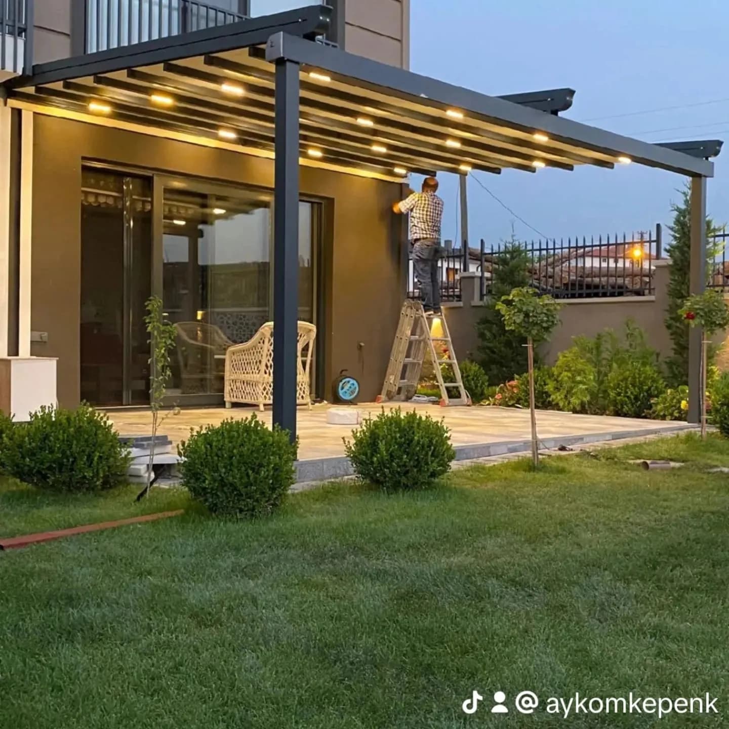 Ümitköy'de konut terasına kurulan LED aydınlatmalı pergole